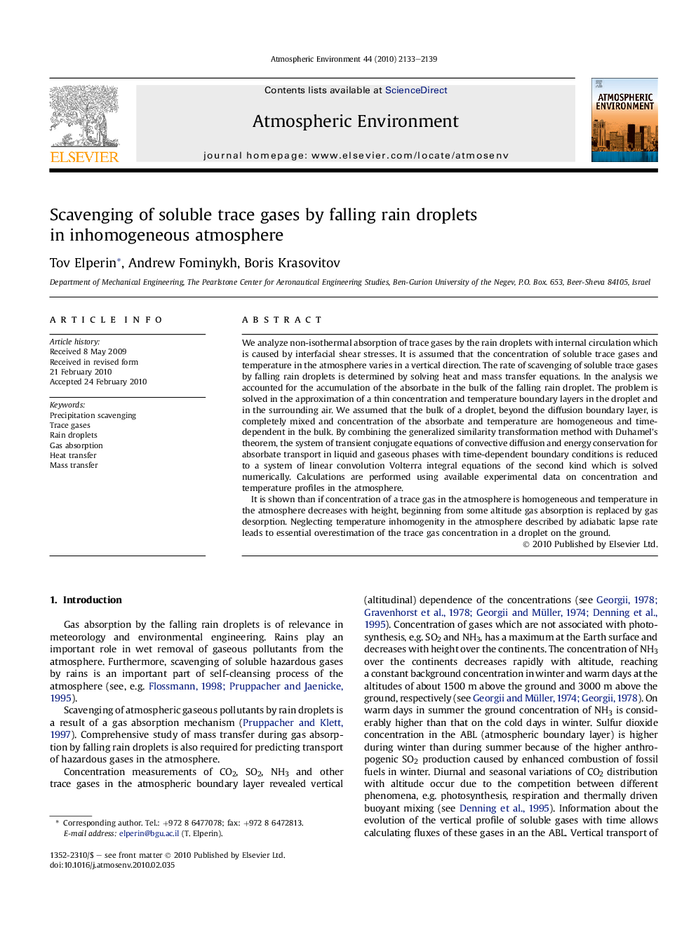 Scavenging of soluble trace gases by falling rain droplets in inhomogeneous atmosphere