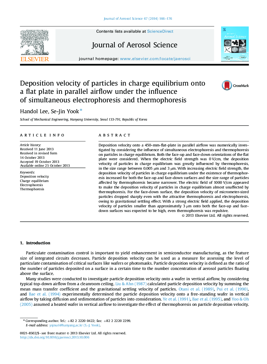 Deposition velocity of particles in charge equilibrium onto a flat plate in parallel airflow under the influence of simultaneous electrophoresis and thermophoresis