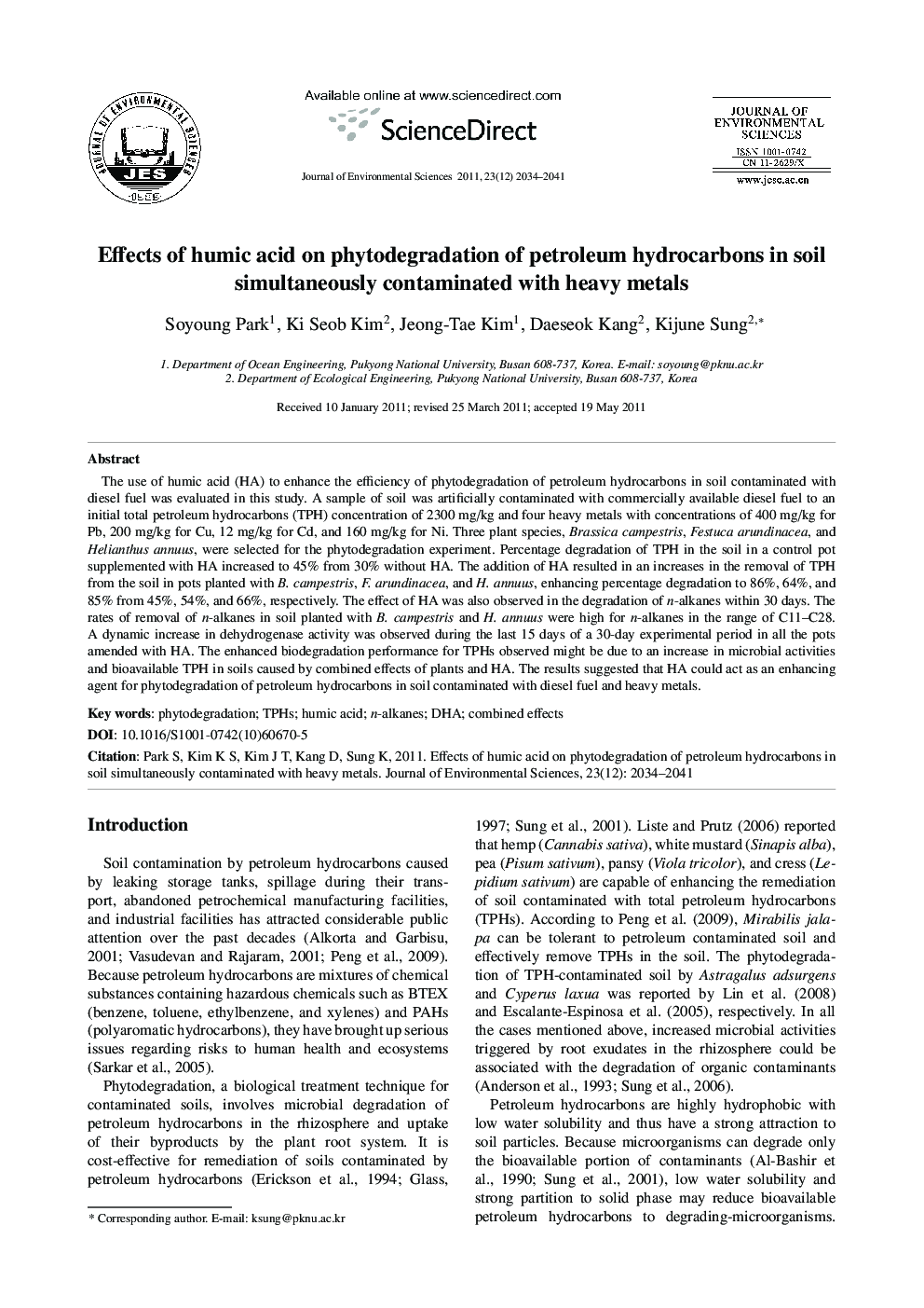 Effects of humic acid on phytodegradation of petroleum hydrocarbons in soil simultaneously contaminated with heavy metals