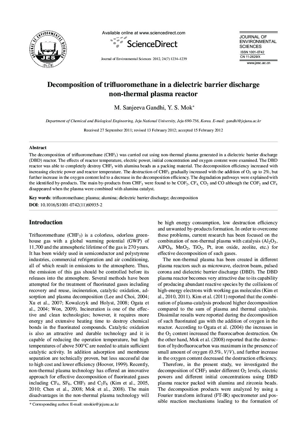 Decomposition of trifluoromethane in a dielectric barrier discharge non-thermal plasma reactor