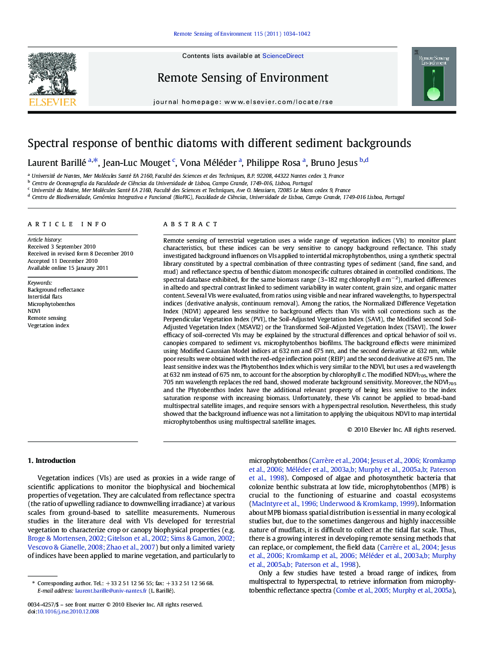 Spectral response of benthic diatoms with different sediment backgrounds