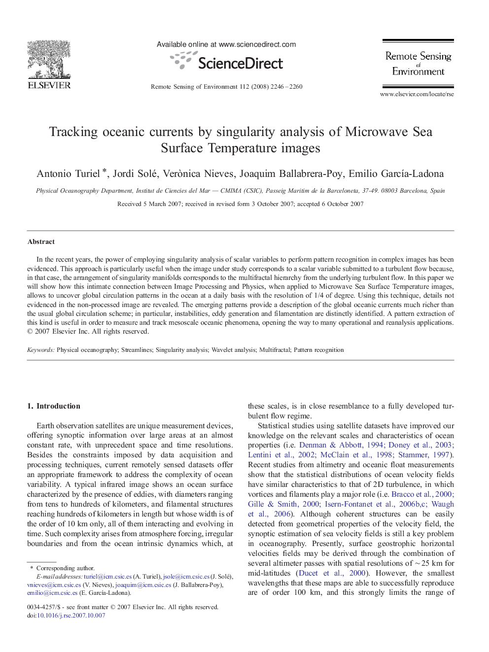 Tracking oceanic currents by singularity analysis of Microwave Sea Surface Temperature images