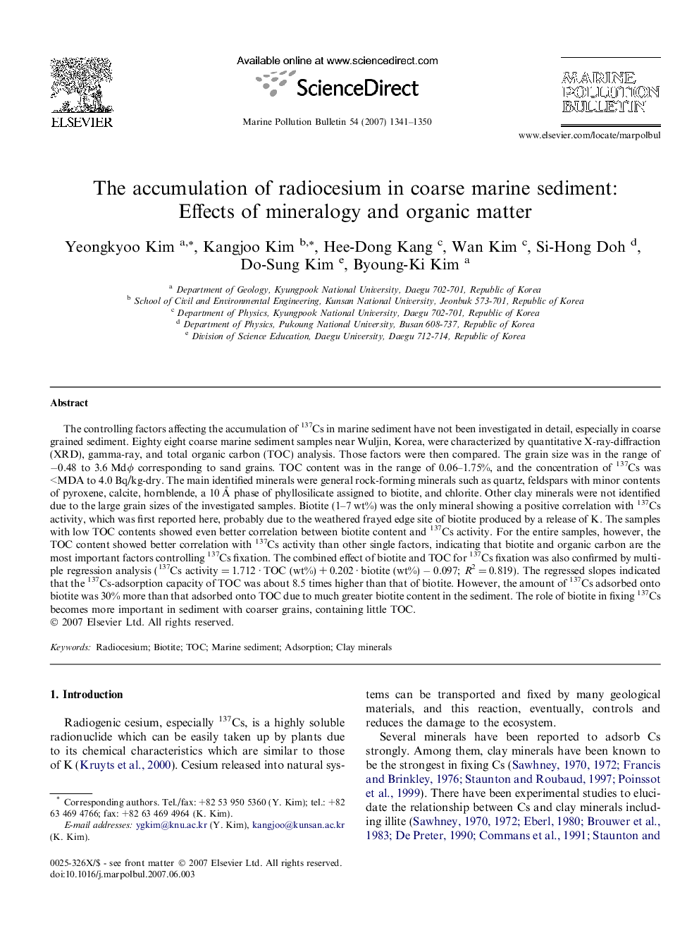 The accumulation of radiocesium in coarse marine sediment: Effects of mineralogy and organic matter