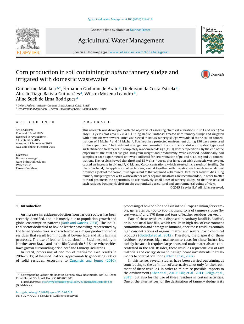 Corn production in soil containing in natura tannery sludge and irrigated with domestic wastewater