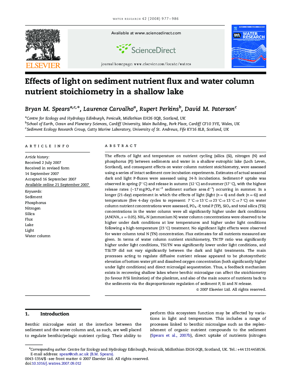 Effects of light on sediment nutrient flux and water column nutrient stoichiometry in a shallow lake