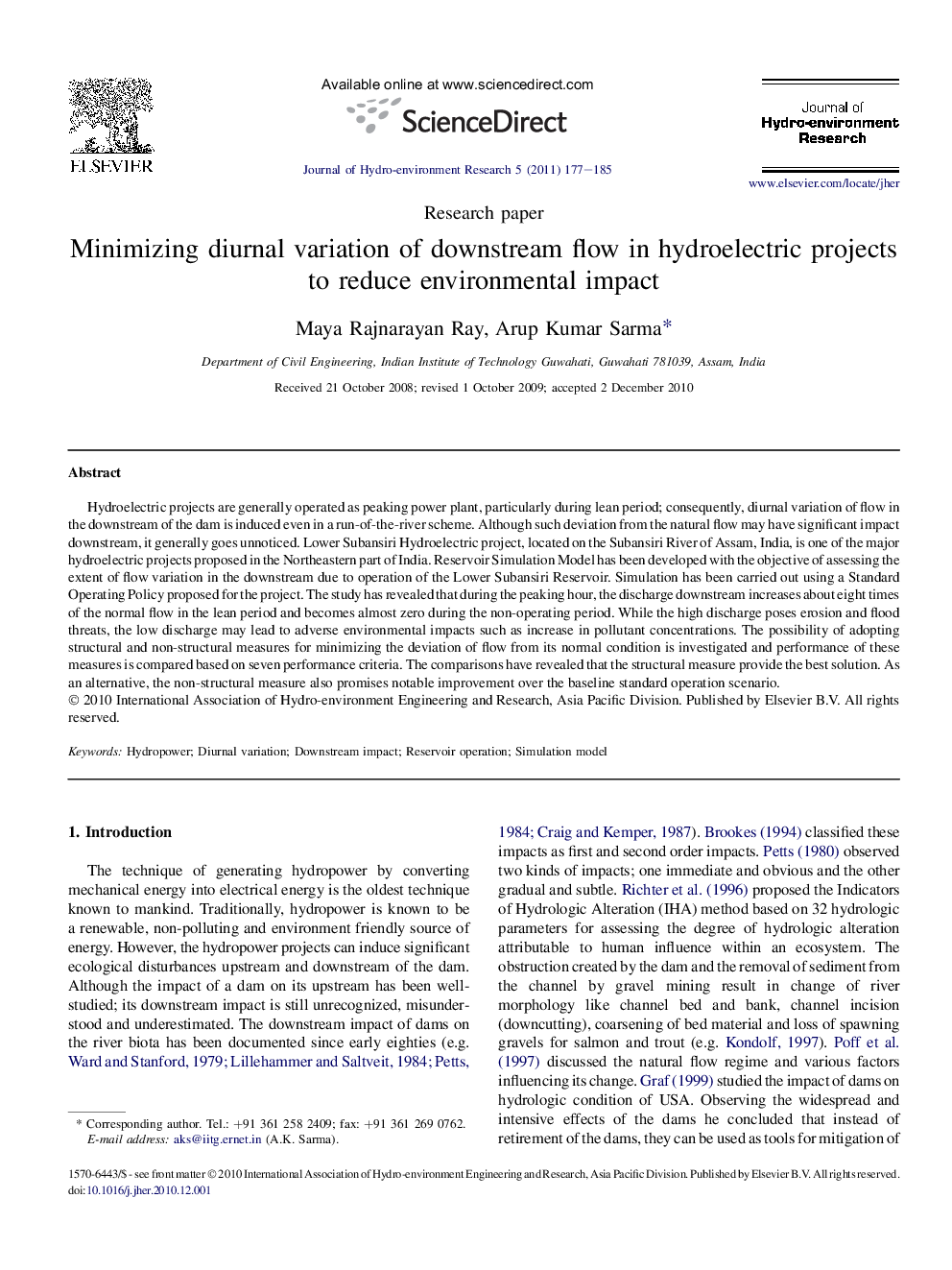 Minimizing diurnal variation of downstream flow in hydroelectric projects to reduce environmental impact