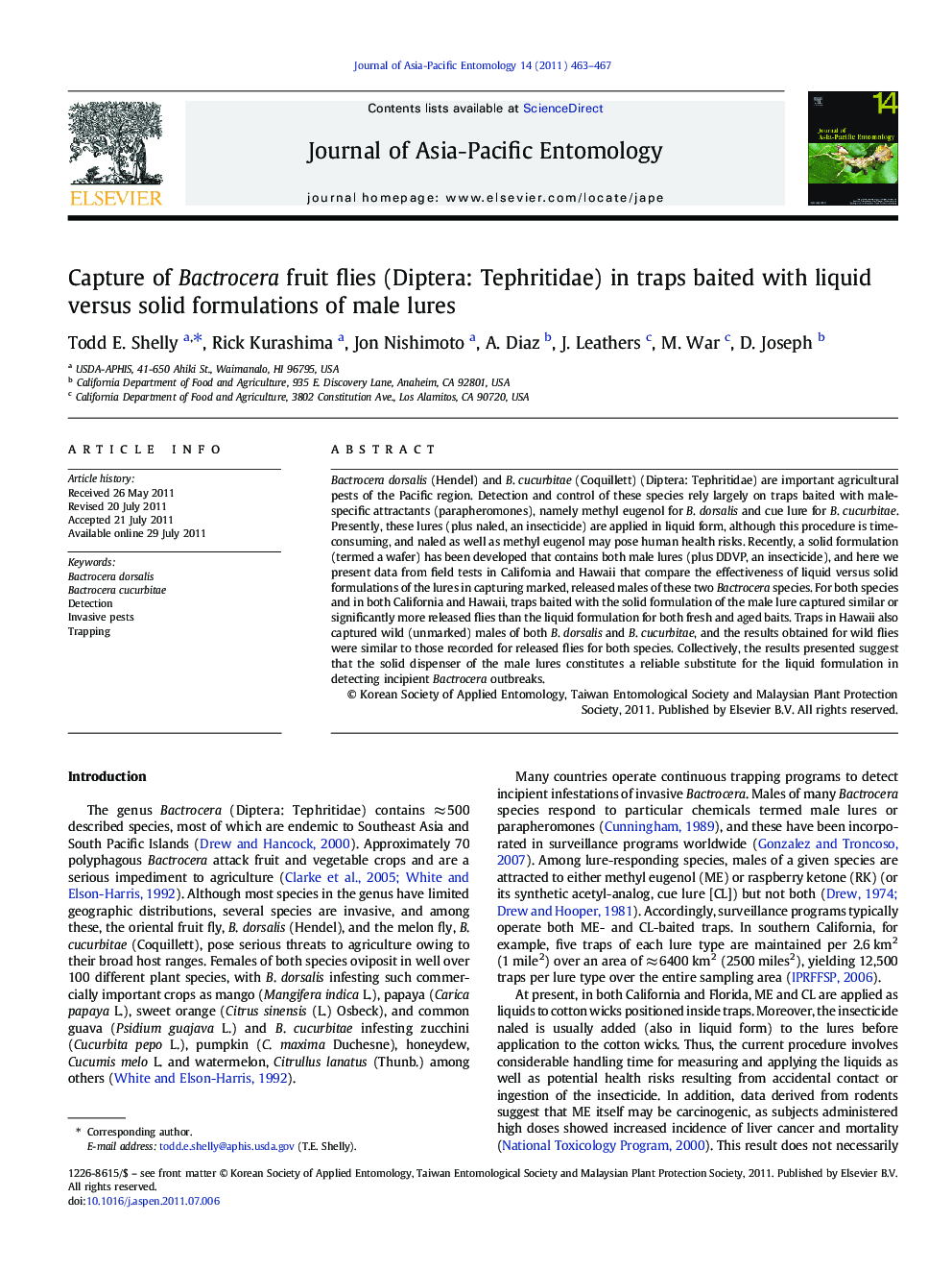 Capture of Bactrocera fruit flies (Diptera: Tephritidae) in traps baited with liquid versus solid formulations of male lures