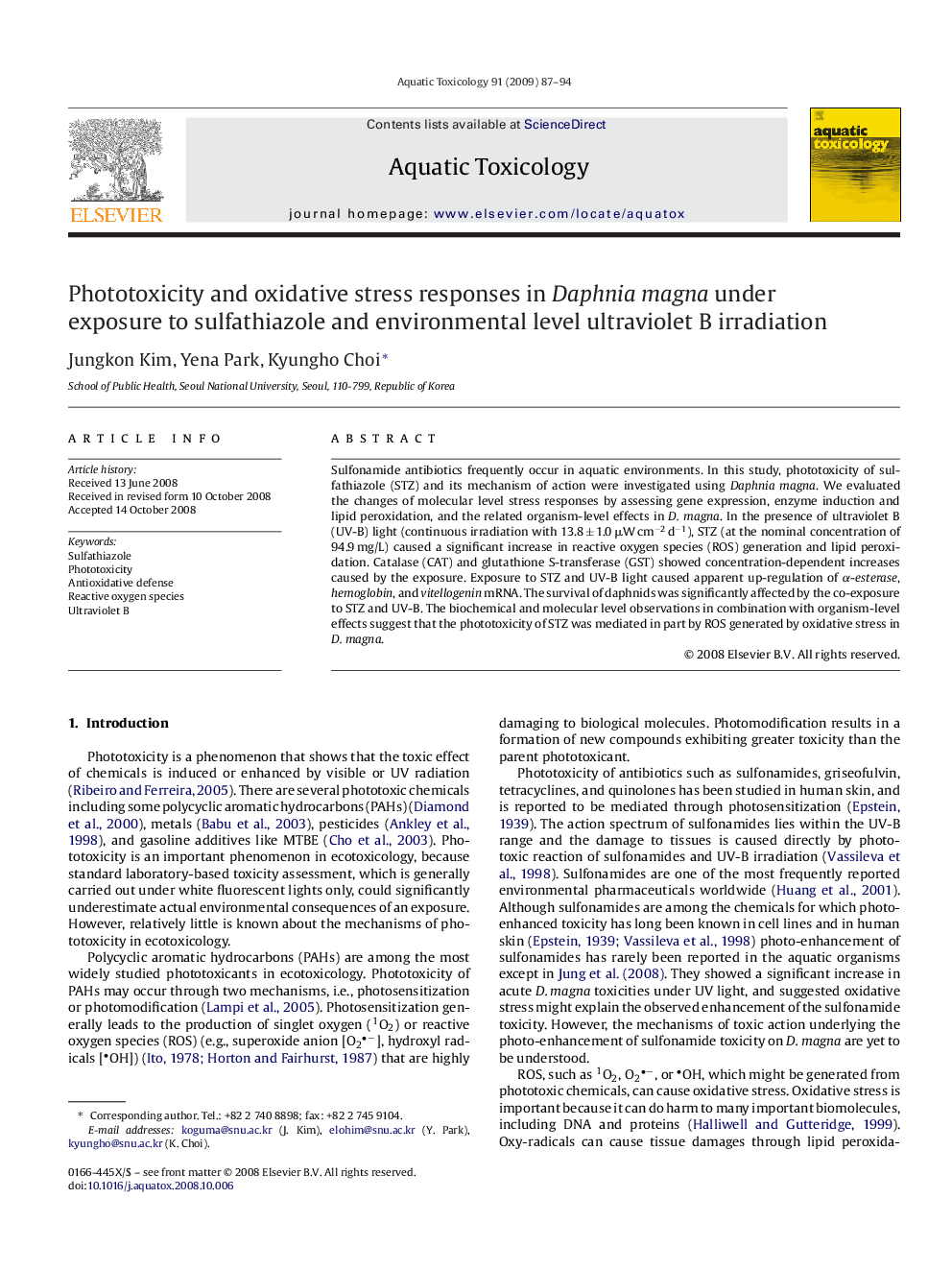 Phototoxicity and oxidative stress responses in Daphnia magna under exposure to sulfathiazole and environmental level ultraviolet B irradiation