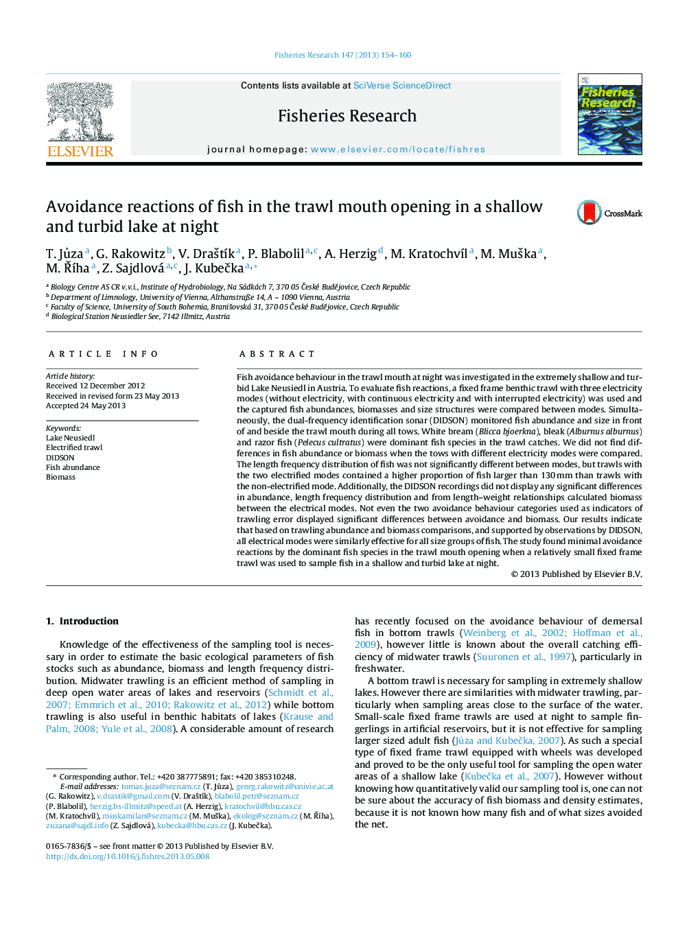 Avoidance reactions of fish in the trawl mouth opening in a shallow and turbid lake at night