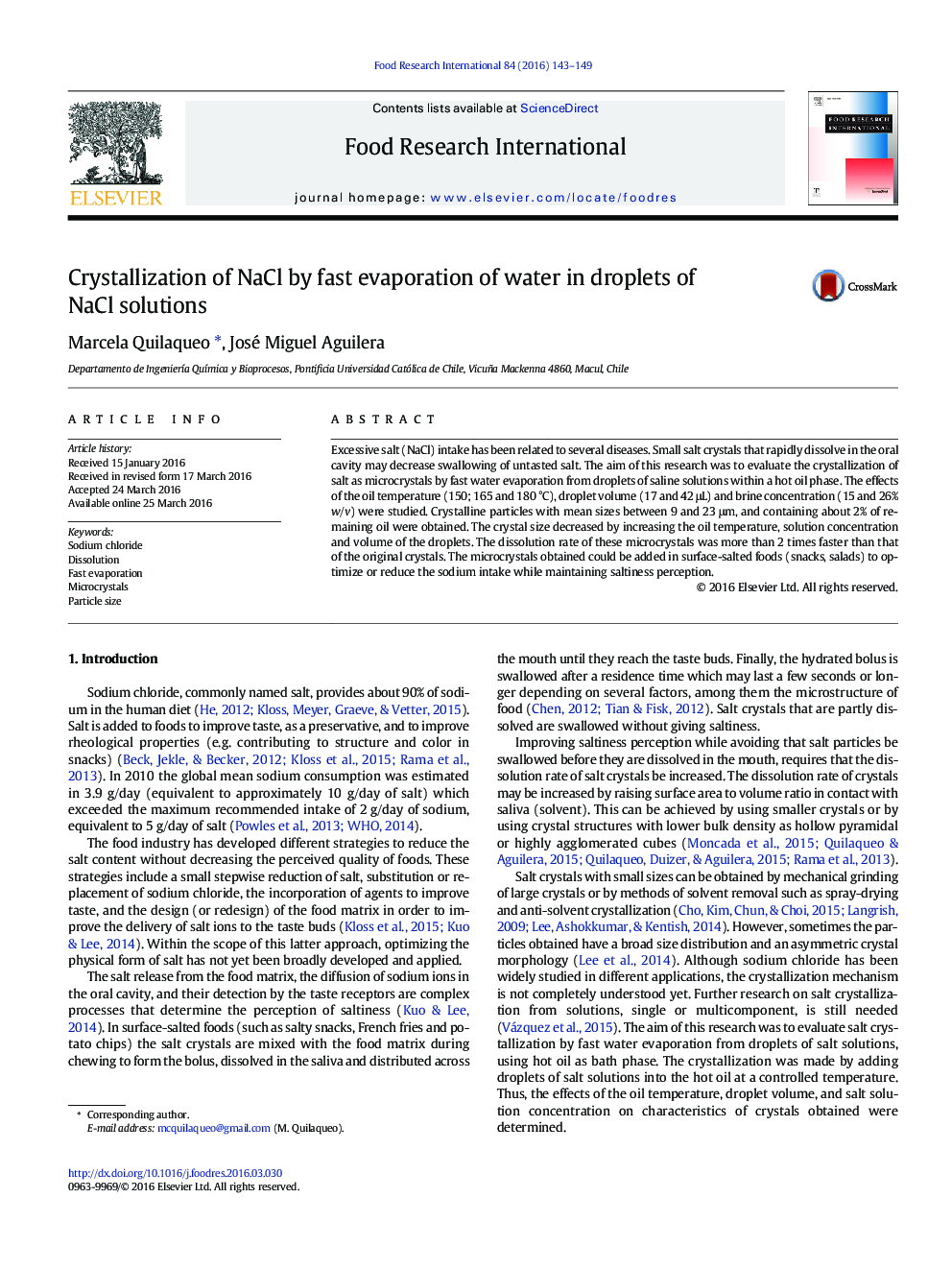 Crystallization of NaCl by fast evaporation of water in droplets of NaCl solutions