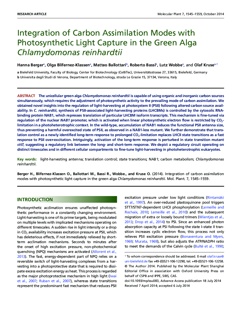 Integration of Carbon Assimilation Modes with Photosynthetic Light Capture in the Green Alga Chlamydomonas reinhardtii 