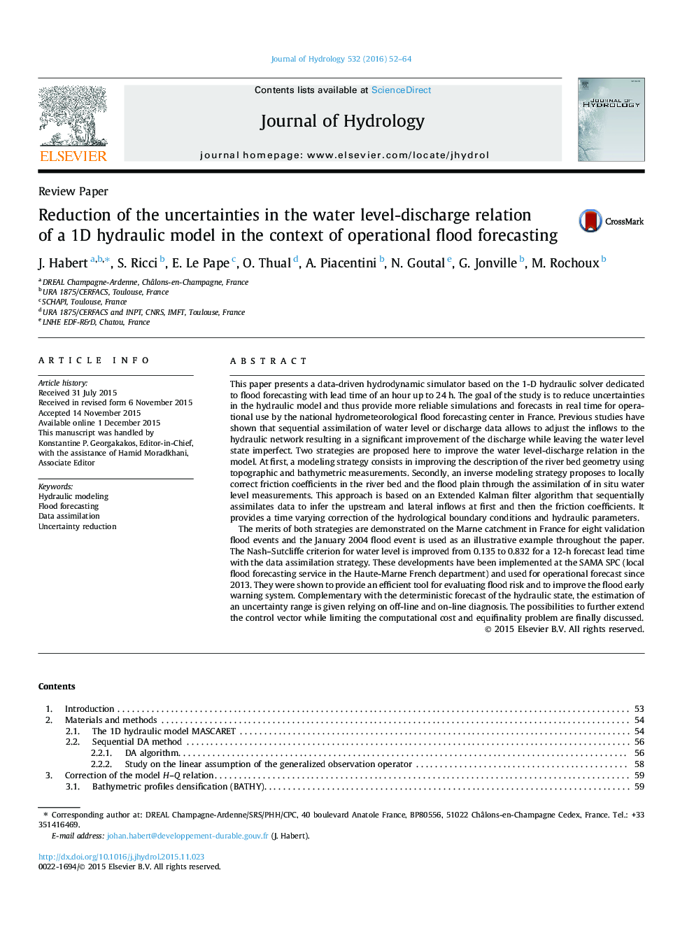 Reduction of the uncertainties in the water level-discharge relation of a 1D hydraulic model in the context of operational flood forecasting