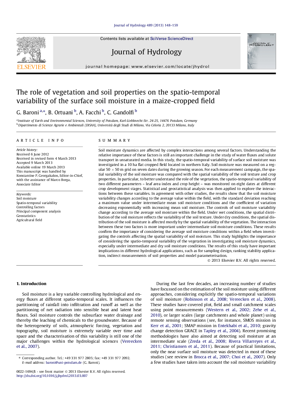 The role of vegetation and soil properties on the spatio-temporal variability of the surface soil moisture in a maize-cropped field