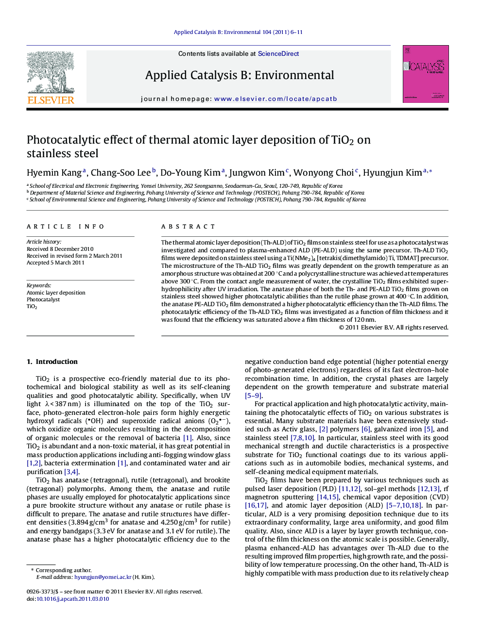 Photocatalytic effect of thermal atomic layer deposition of TiO2 on stainless steel