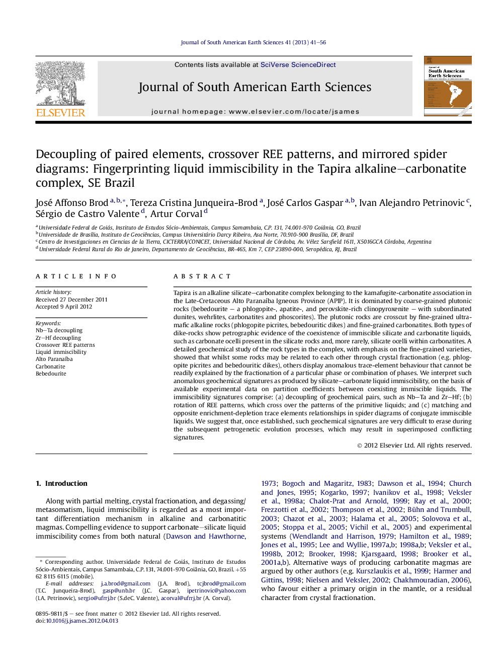 Decoupling of paired elements, crossover REE patterns, and mirrored spider diagrams: Fingerprinting liquid immiscibility in the Tapira alkaline–carbonatite complex, SE Brazil