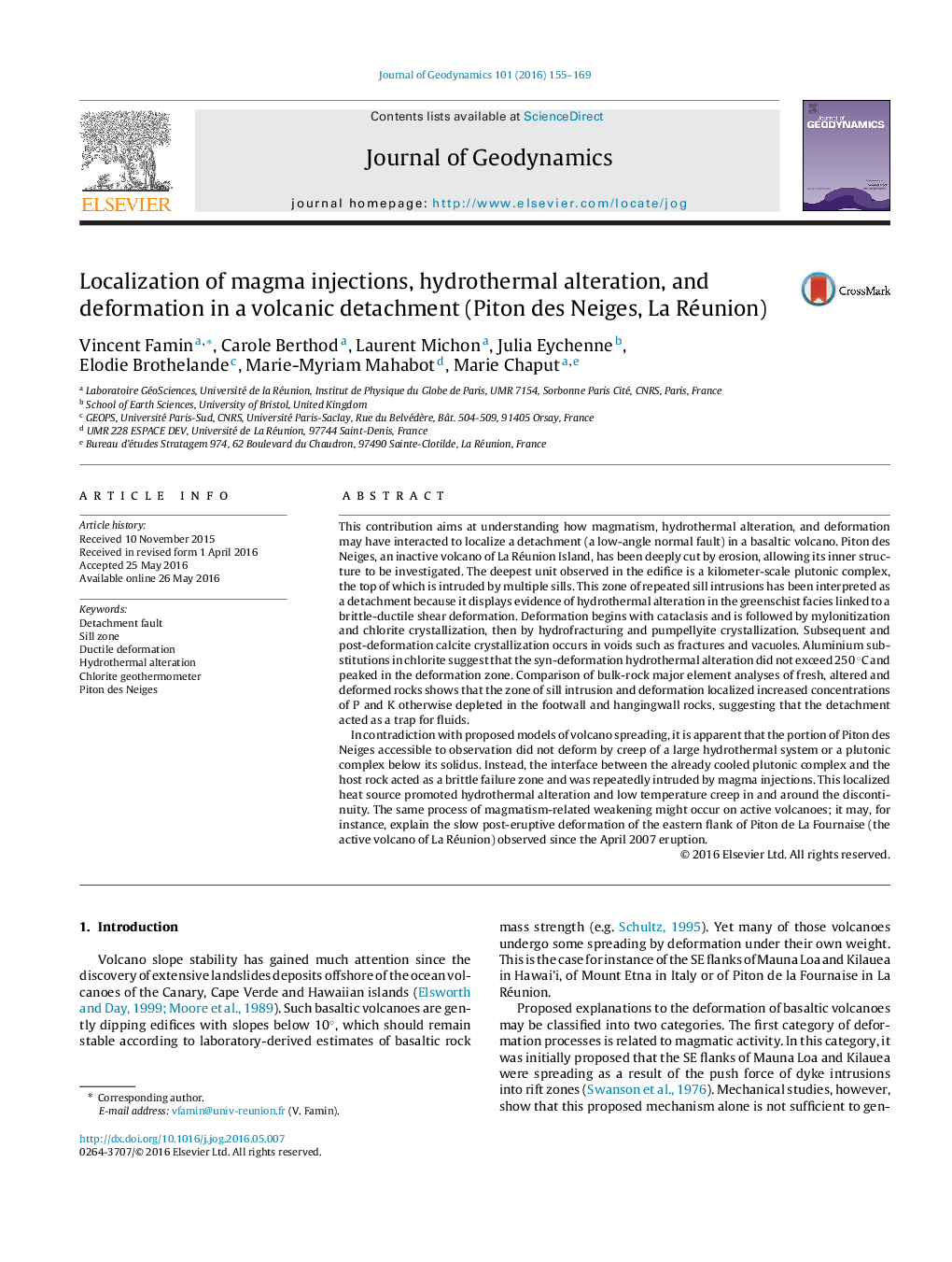 Localization of magma injections, hydrothermal alteration, and deformation in a volcanic detachment (Piton des Neiges, La Réunion)