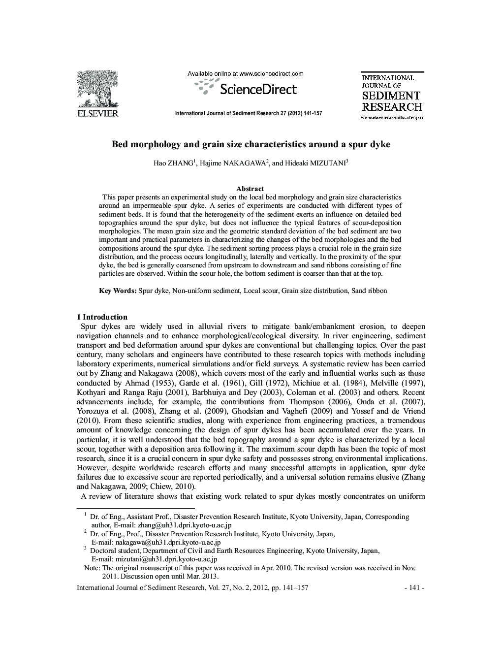 Bed morphology and grain size characteristics around a spur dyke 