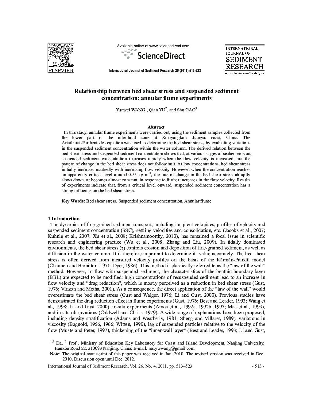 Relationship between bed shear stress and suspended sediment concentration: annular flume experiments 