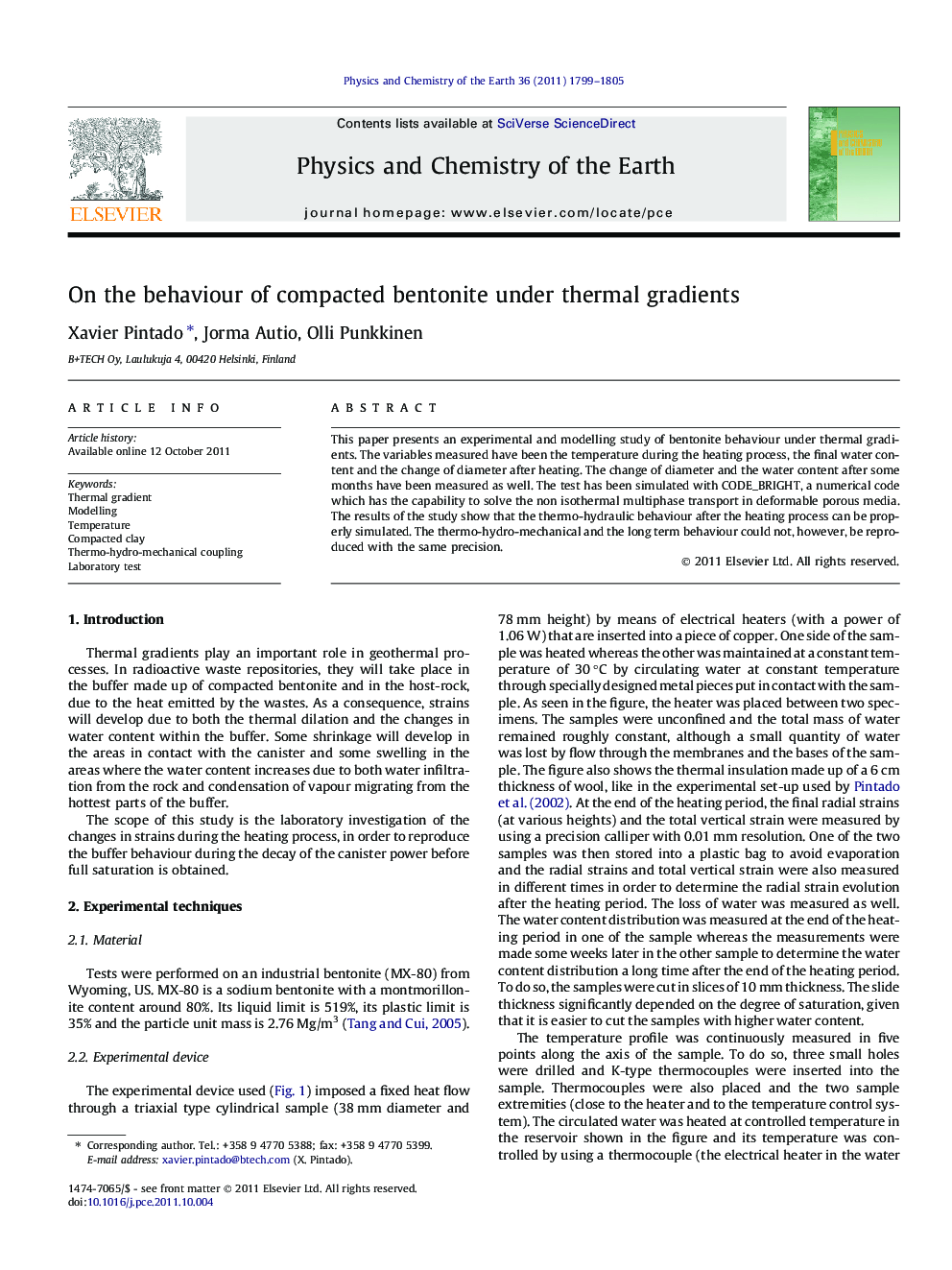 On the behaviour of compacted bentonite under thermal gradients