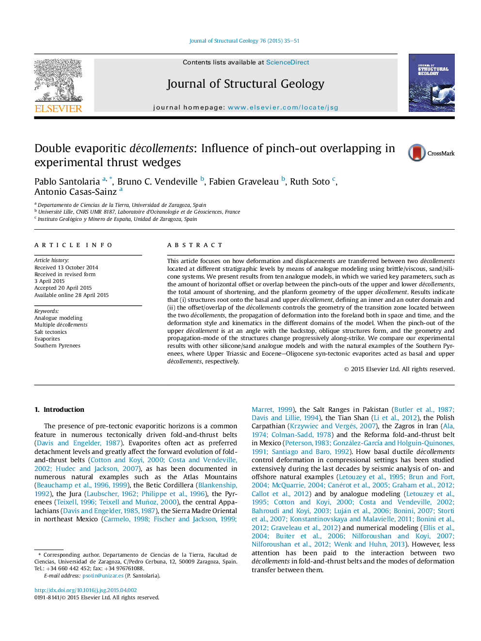 Double evaporitic décollements: Influence of pinch-out overlapping in experimental thrust wedges