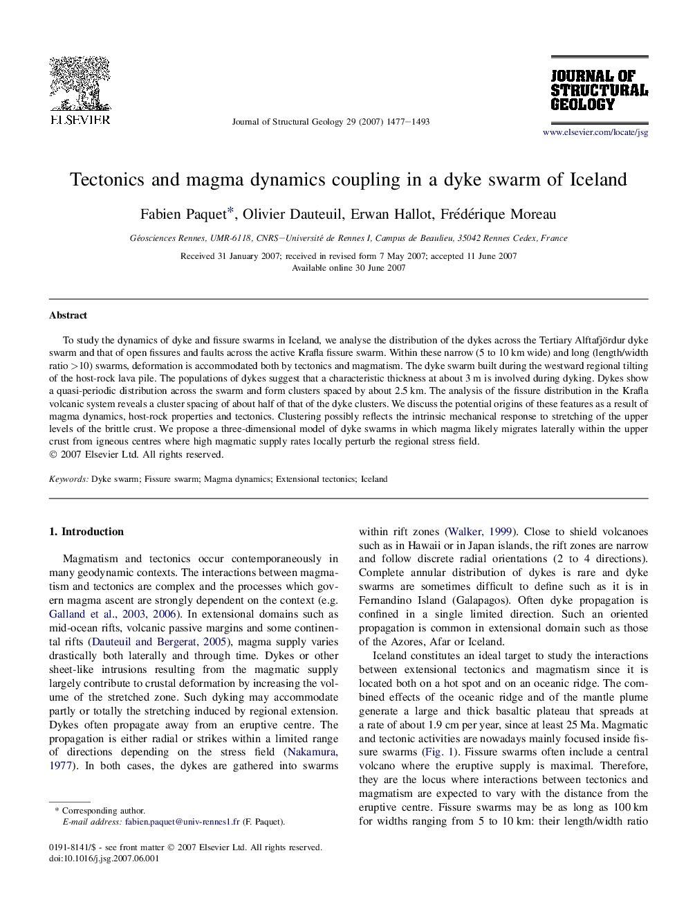 Tectonics and magma dynamics coupling in a dyke swarm of Iceland