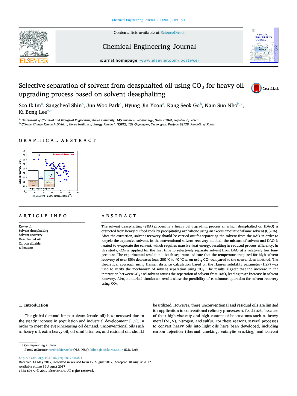 Selective separation of solvent from deasphalted oil using CO2 for heavy oil upgrading process based on solvent deasphalting