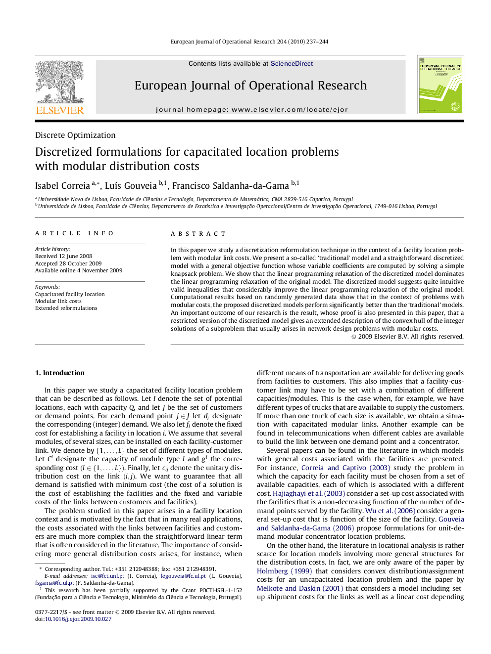 Discretized formulations for capacitated location problems with modular distribution costs