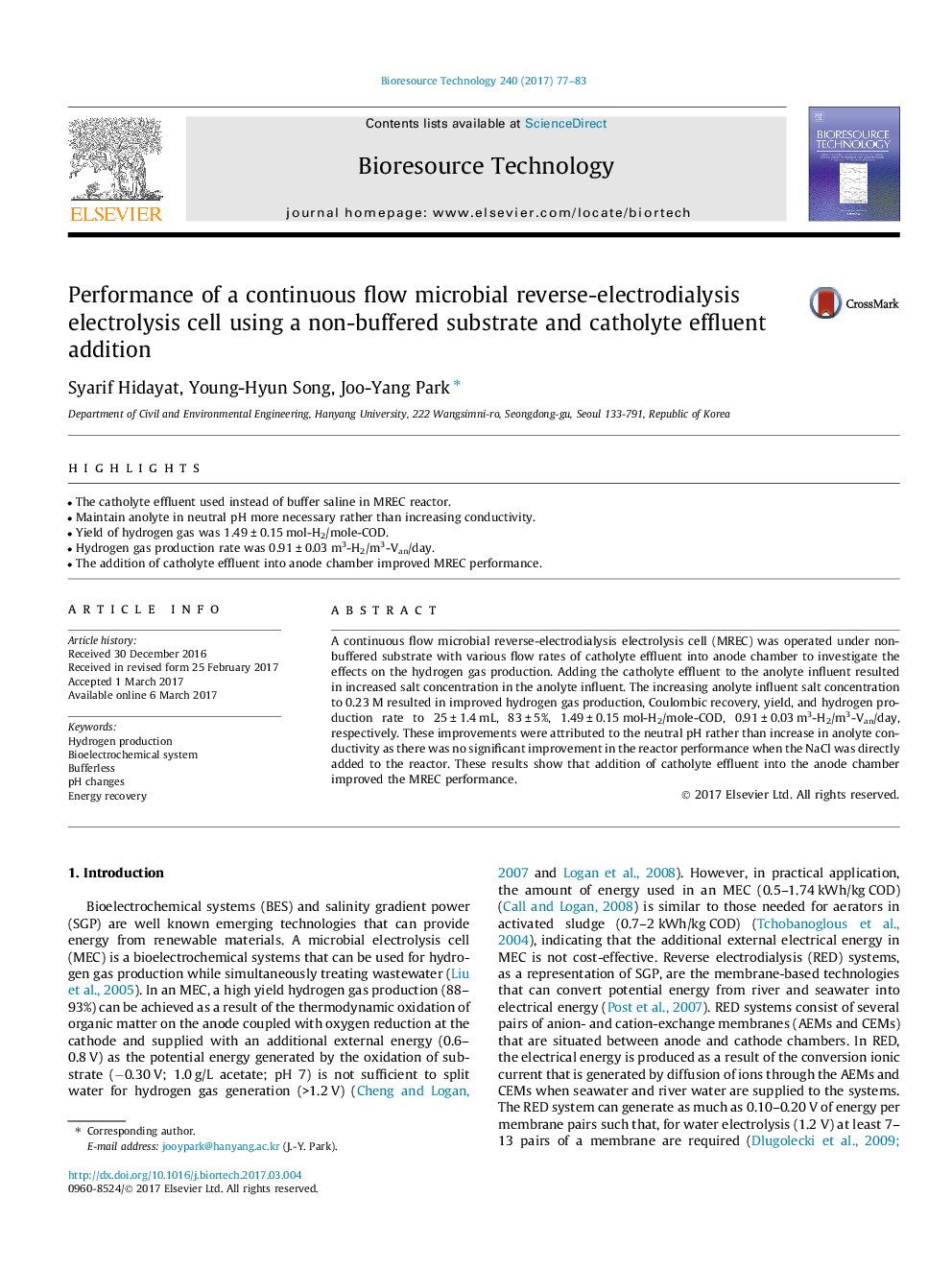 Performance of a continuous flow microbial reverse-electrodialysis electrolysis cell using a non-buffered substrate and catholyte effluent addition