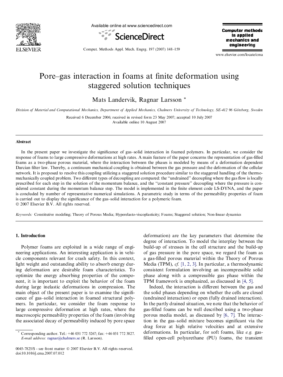 Pore–gas interaction in foams at finite deformation using staggered solution techniques