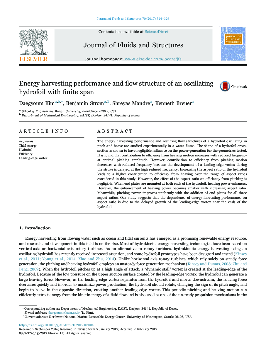 Energy harvesting performance and flow structure of an oscillating hydrofoil with finite span