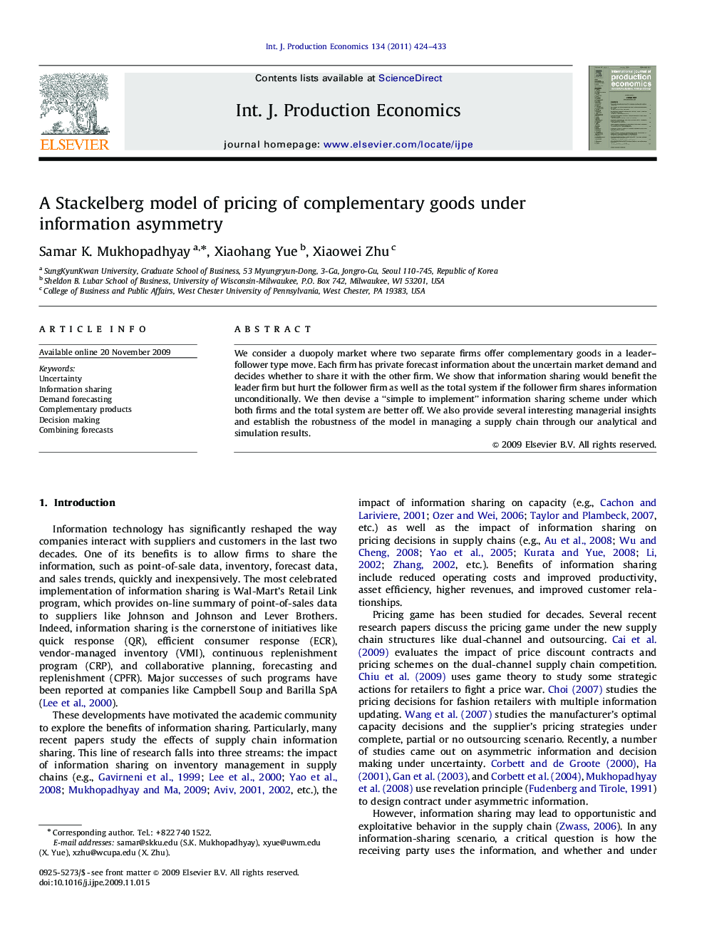 A Stackelberg model of pricing of complementary goods under information asymmetry