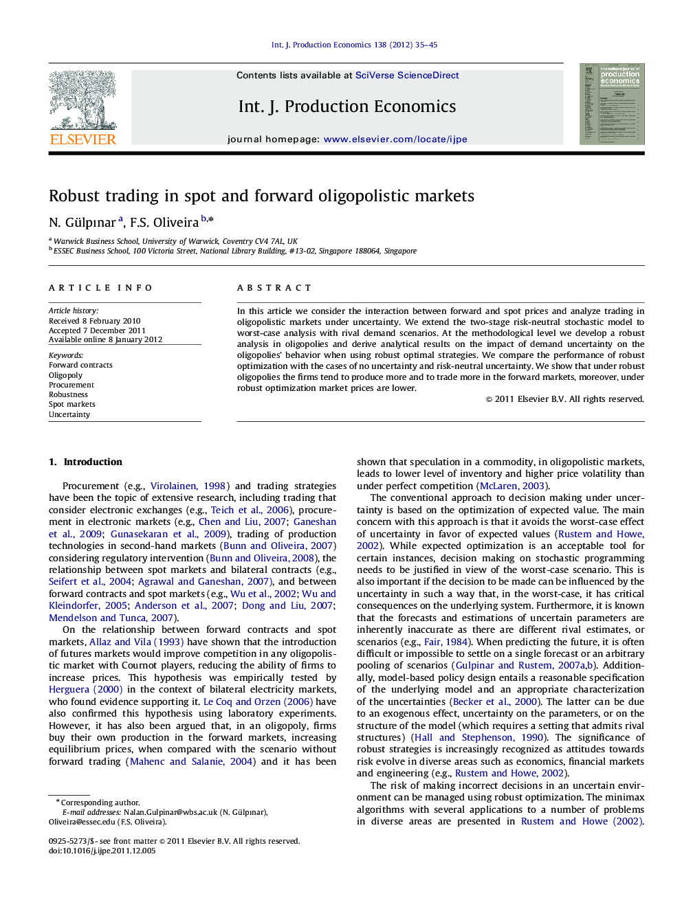 Robust trading in spot and forward oligopolistic markets