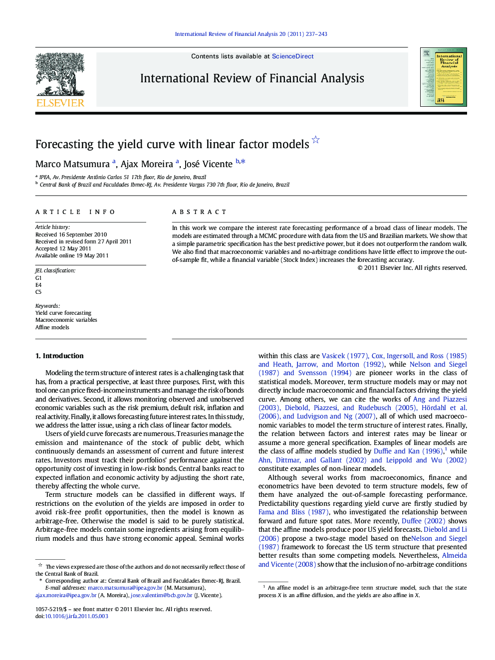 Forecasting the yield curve with linear factor models