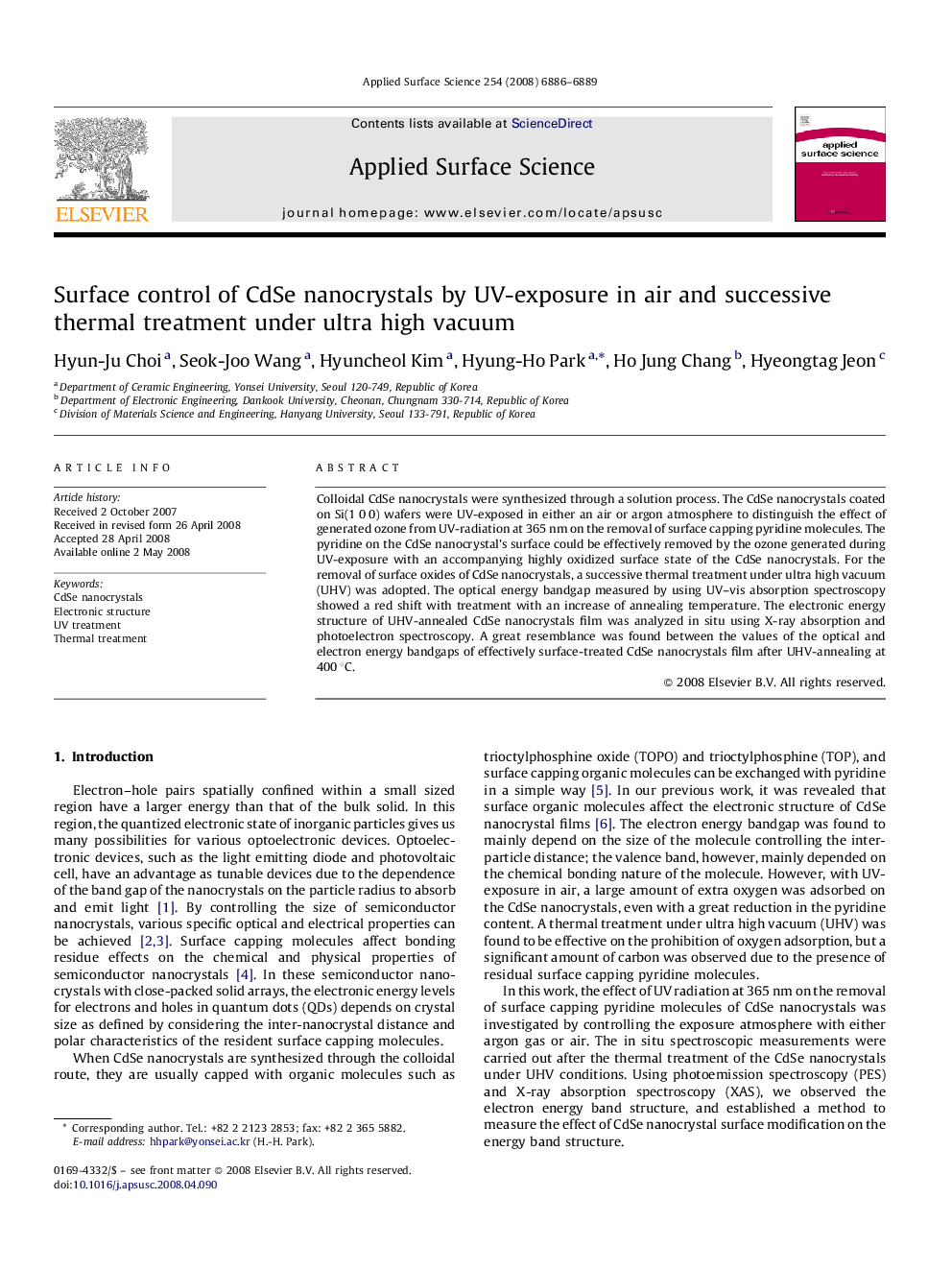 Surface control of CdSe nanocrystals by UV-exposure in air and successive thermal treatment under ultra high vacuum