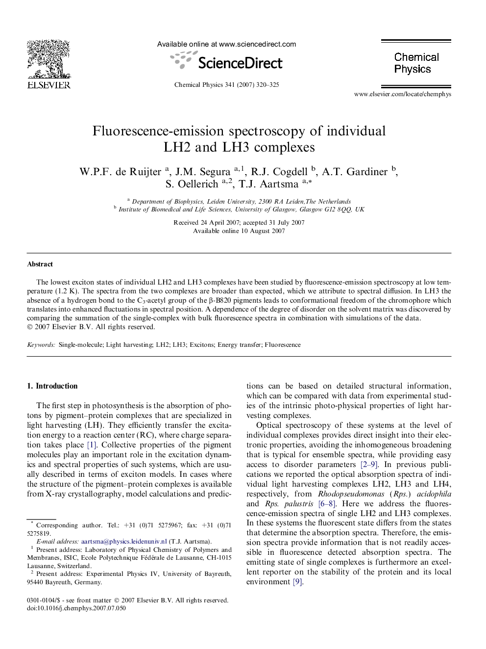 Fluorescence-emission spectroscopy of individual LH2 and LH3 complexes