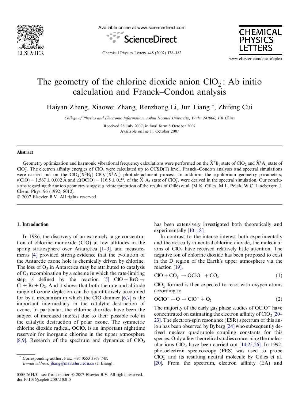 The geometry of the chlorine dioxide anion ClO2-: Ab initio calculation and Franck-Condon analysis