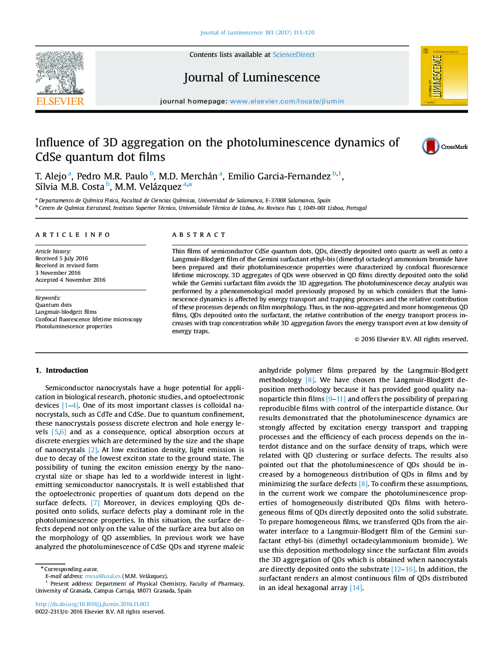 Influence of 3D aggregation on the photoluminescence dynamics of CdSe quantum dot films