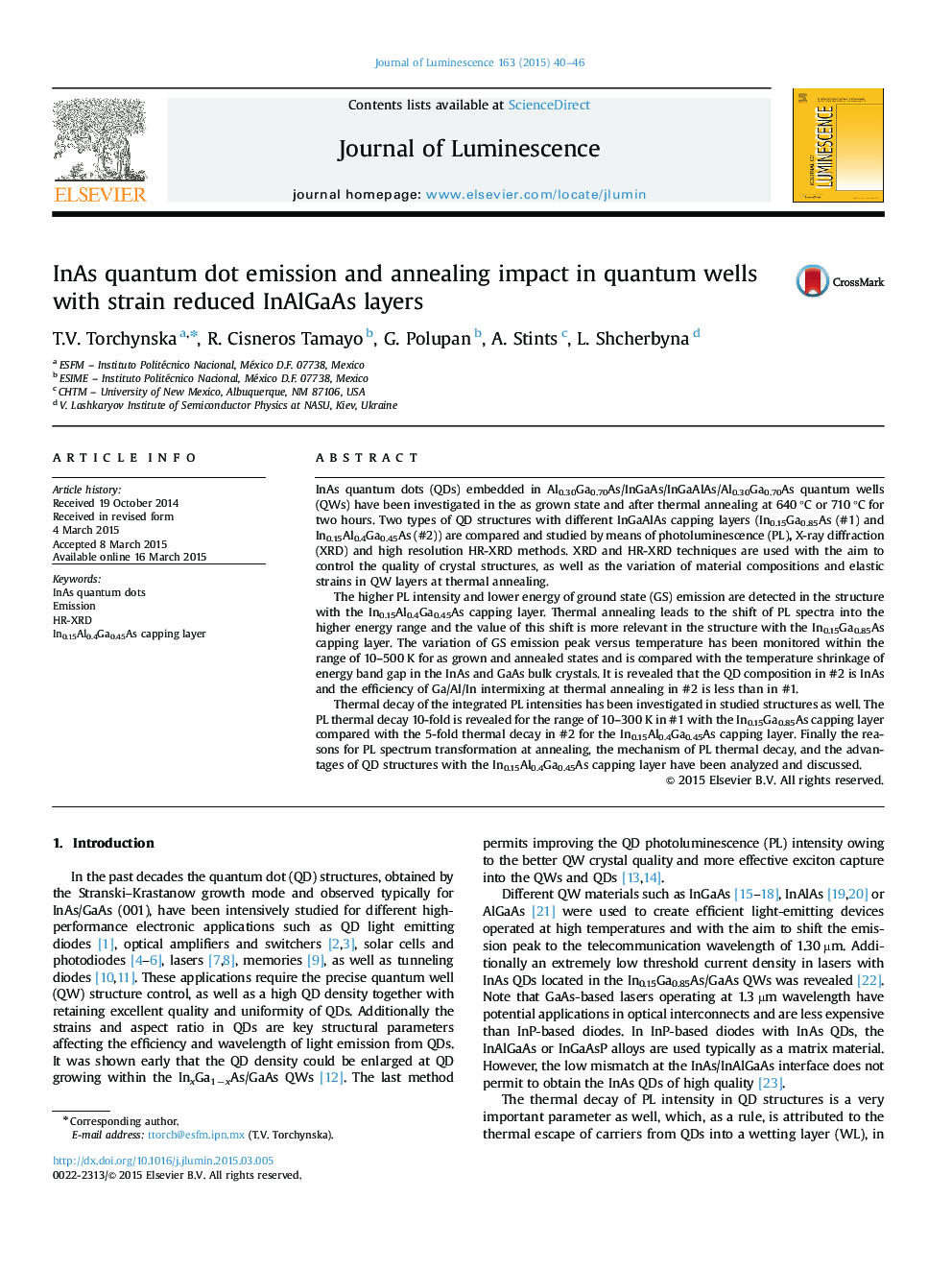 InAs quantum dot emission and annealing impact in quantum wells with strain reduced InAlGaAs layers