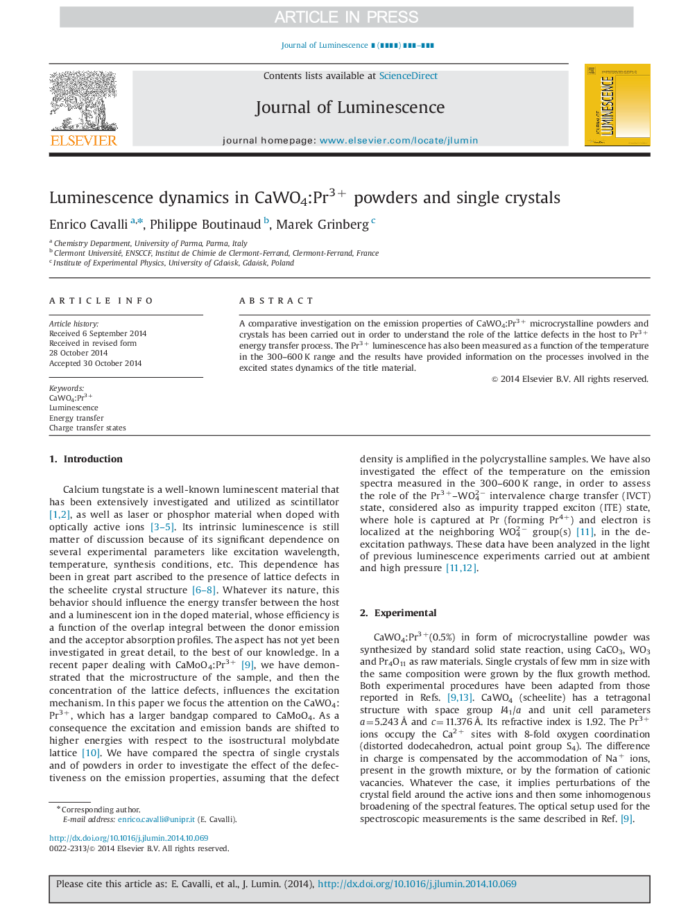 Luminescence dynamics in CaWO4:Pr3+ powders and single crystals