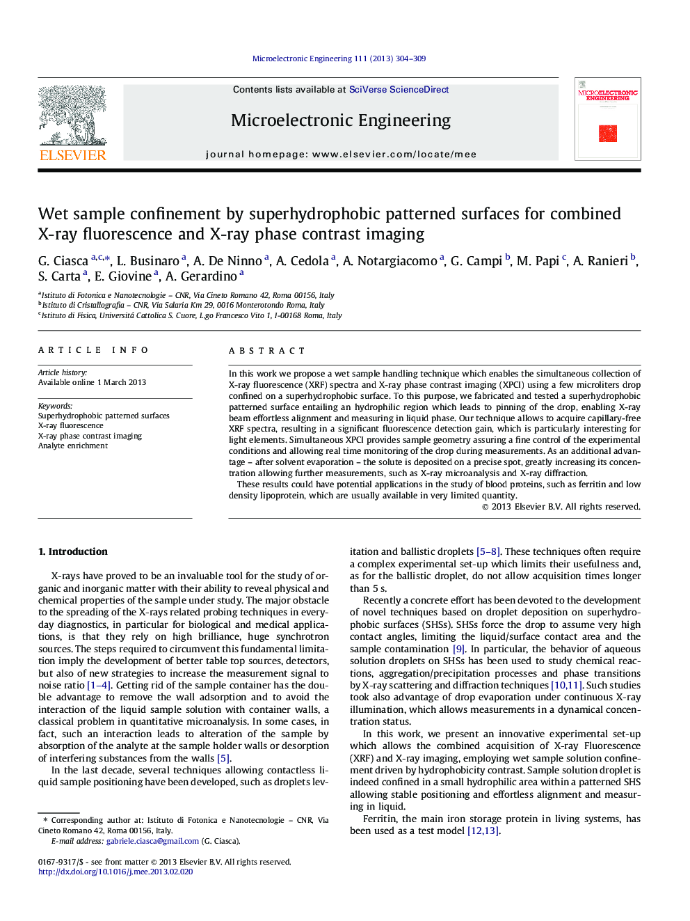 Wet sample confinement by superhydrophobic patterned surfaces for combined X-ray fluorescence and X-ray phase contrast imaging