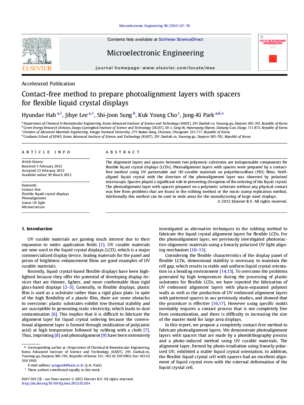 Contact-free method to prepare photoalignment layers with spacers for flexible liquid crystal displays