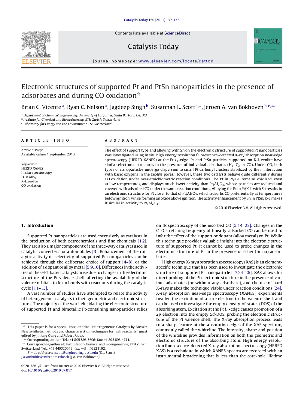 Electronic structures of supported Pt and PtSn nanoparticles in the presence of adsorbates and during CO oxidation 