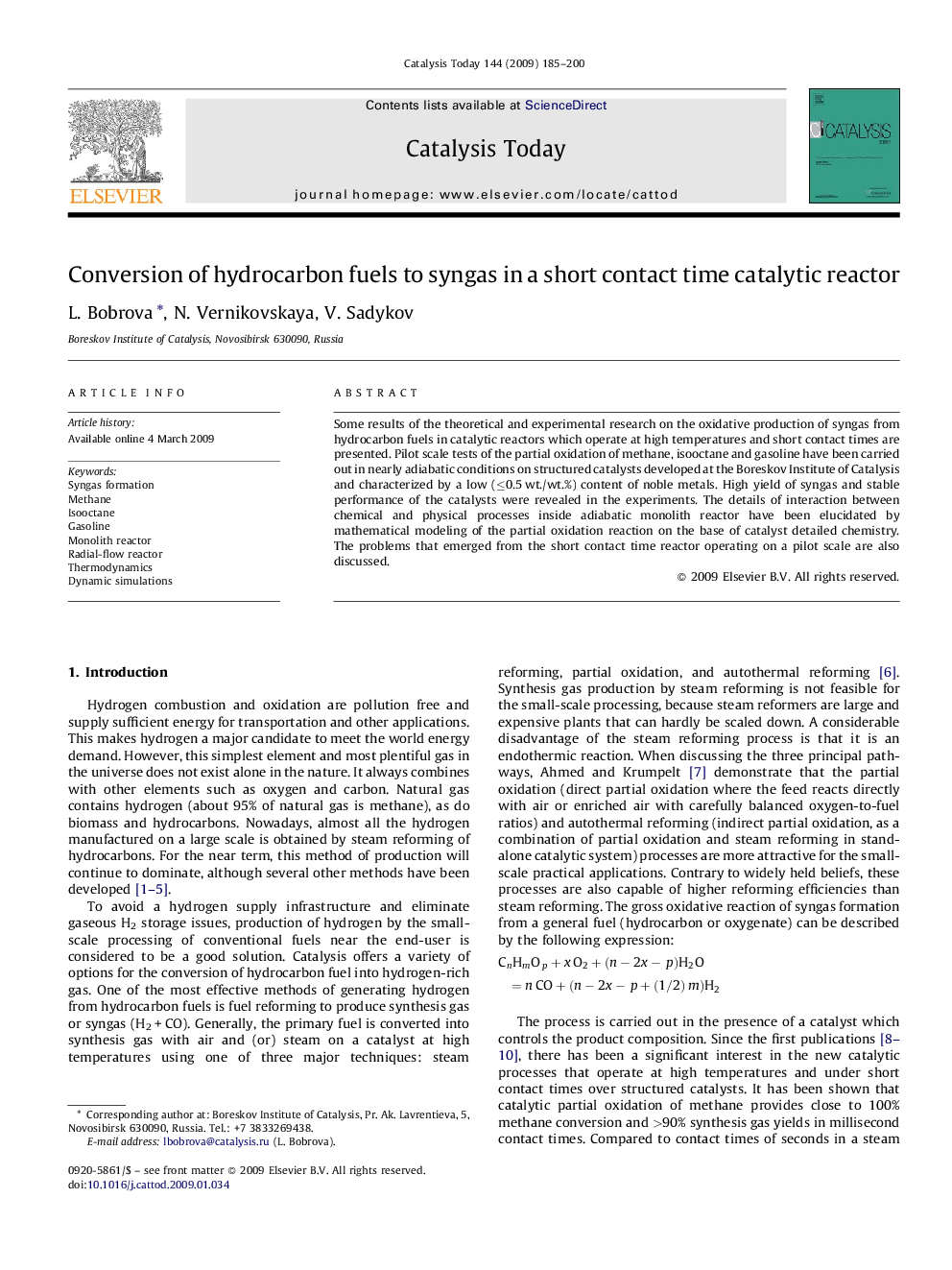 Conversion of hydrocarbon fuels to syngas in a short contact time catalytic reactor