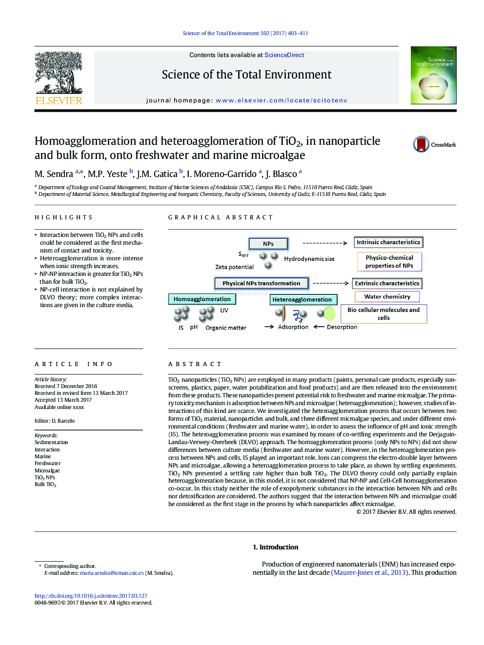 Homoagglomeration and heteroagglomeration of TiO2, in nanoparticle and bulk form, onto freshwater and marine microalgae