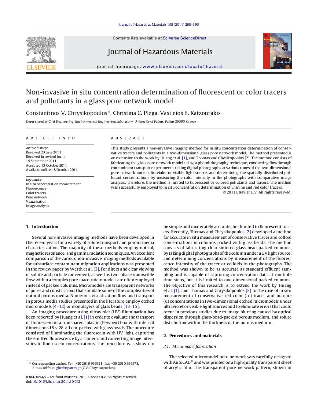 Non-invasive in situ concentration determination of fluorescent or color tracers and pollutants in a glass pore network model