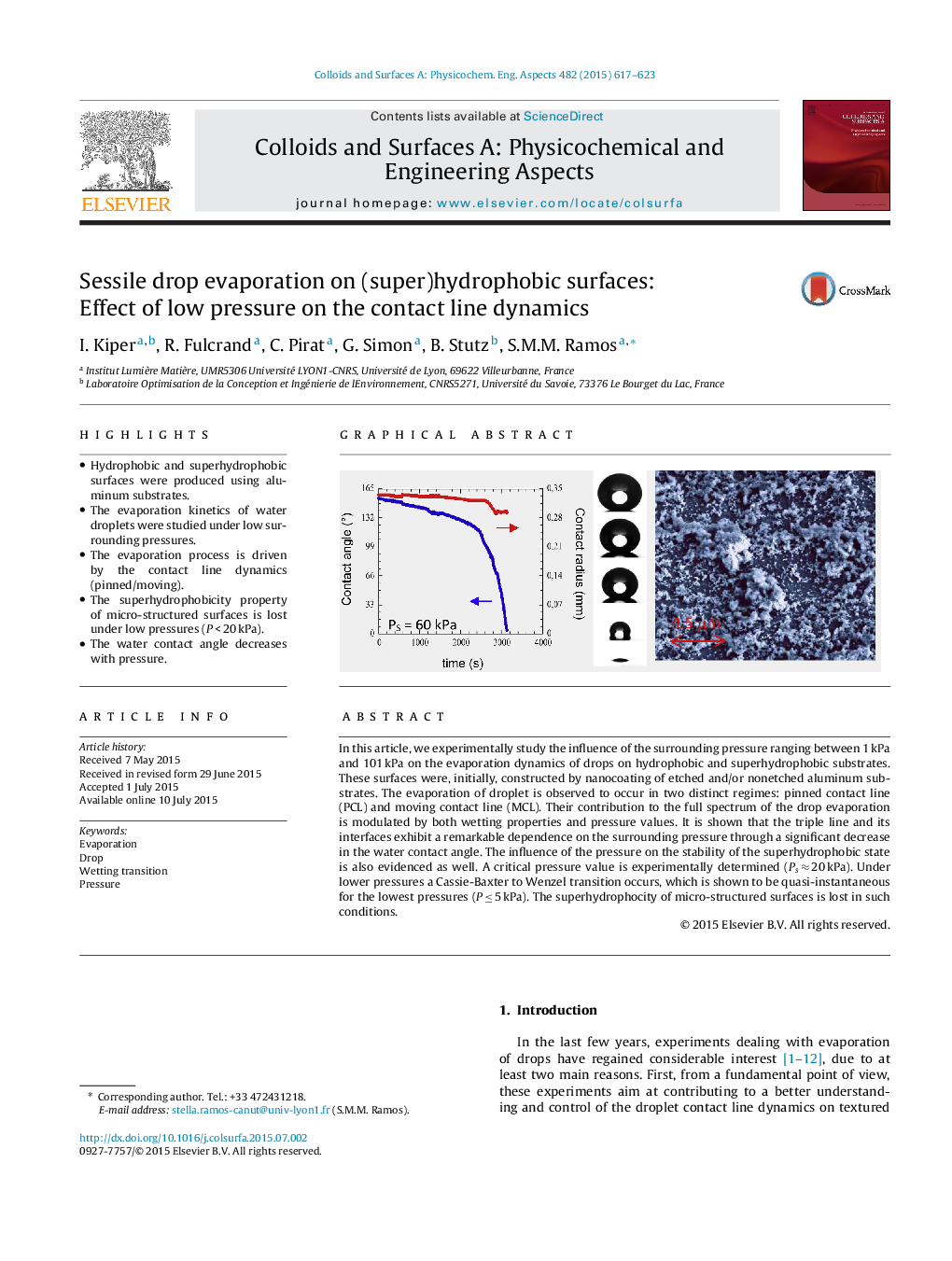 Sessile drop evaporation on (super)hydrophobic surfaces: Effect of low pressure on the contact line dynamics