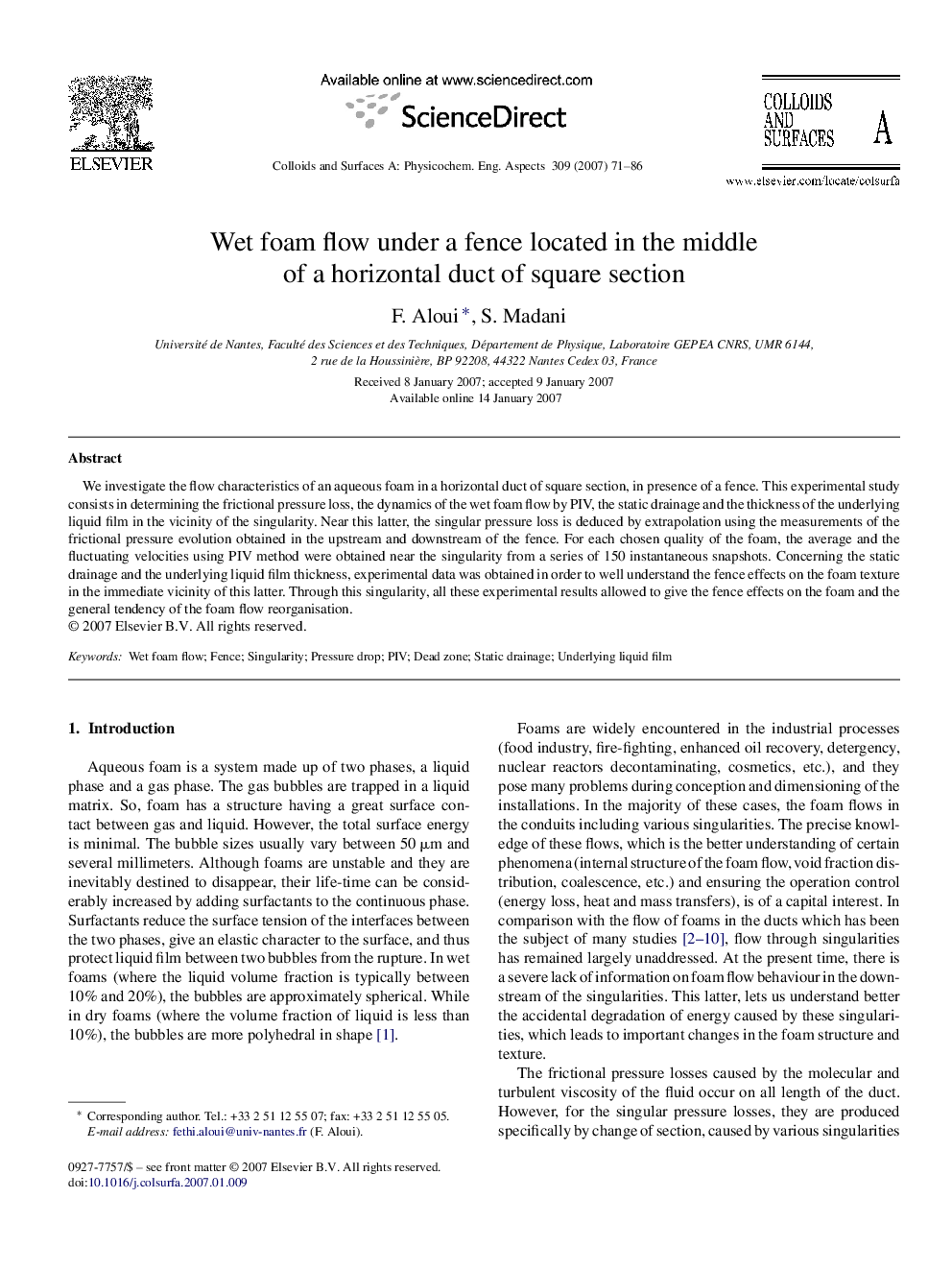 Wet foam flow under a fence located in the middle of a horizontal duct of square section