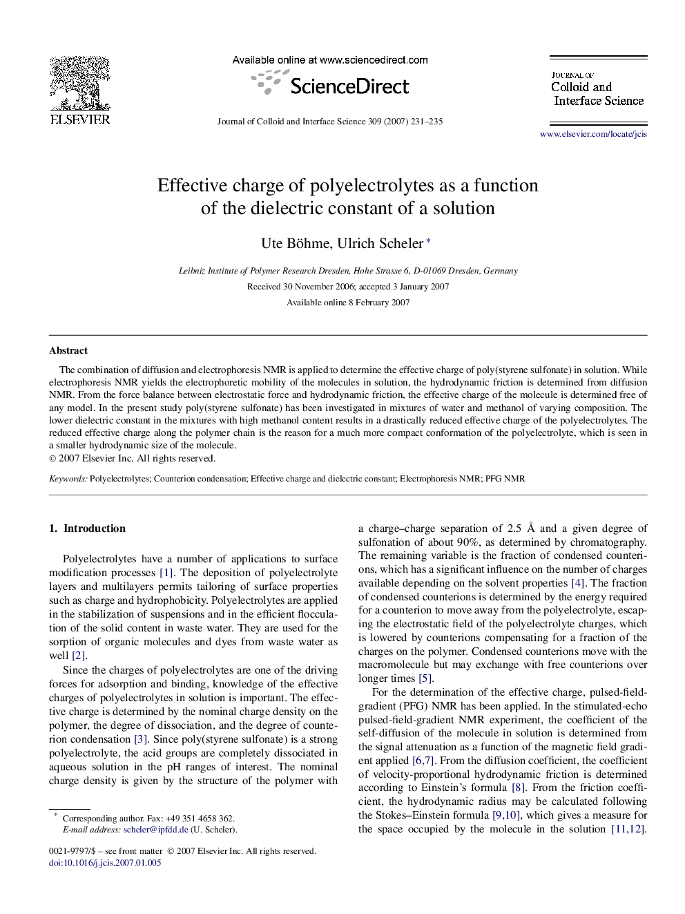 Effective charge of polyelectrolytes as a function of the dielectric constant of a solution