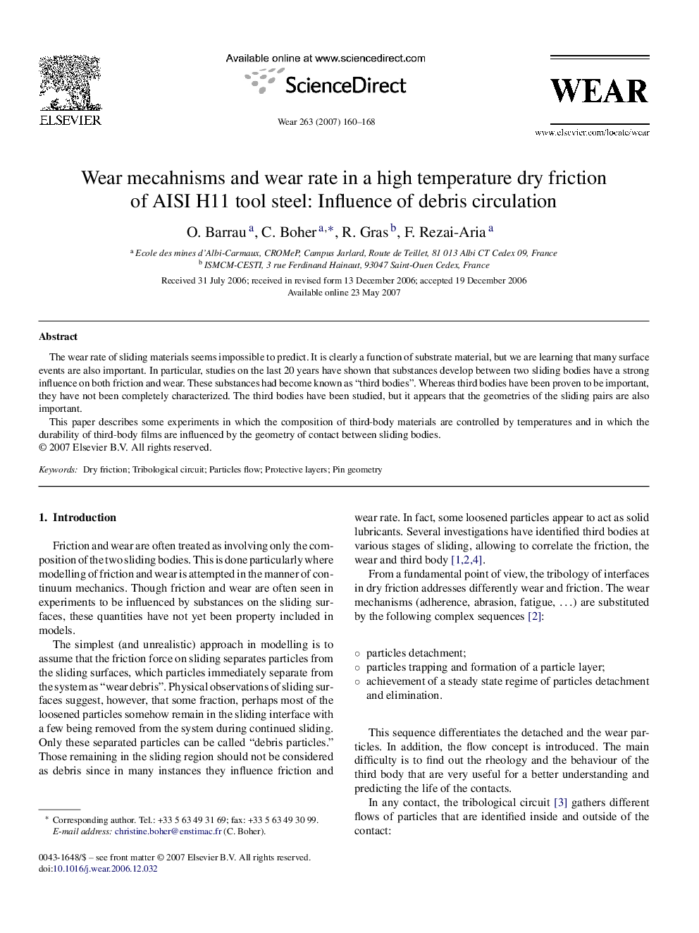 Wear mecahnisms and wear rate in a high temperature dry friction of AISI H11 tool steel: Influence of debris circulation