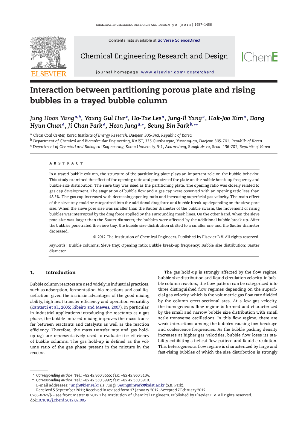 Interaction between partitioning porous plate and rising bubbles in a trayed bubble column